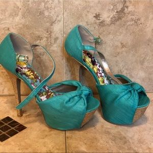 Beautiful sea green heels
